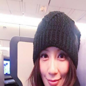 太拼！贾静雯孕期不忘工作 半夜赶飞机面露疲惫
