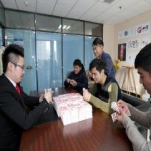 河南5名大学生推广汉服获百万投资 数钱数到手抽筋