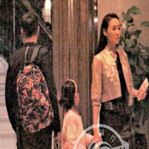 熊黛林与富豪老公补办婚宴 两家人逢面交谈亲(图)