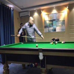 岳云鹏秀打台球技术，却遭妻子这么调侃…