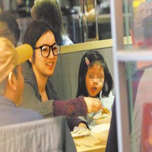 阿雅一家三口首曝光 活佛老公原来是个“女儿控”