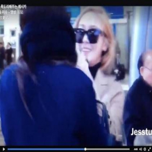 暖心！Jessica担心妹妹着凉 为Krystal亲系围巾