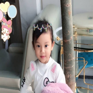 收到男神送的礼物，甜馨满足的爱不释手(图)