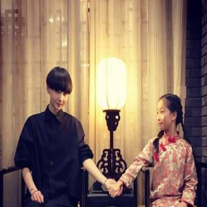 高晓松女儿扎麻花辫温婉可人 和妈妈庆生眼里全是爱