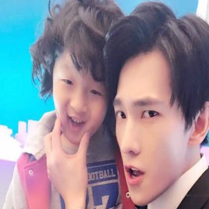 邹市明儿子的脸肉嘟嘟，杨洋一捏就停不下来(图)