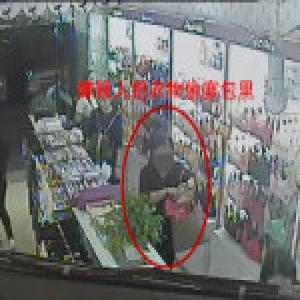 闺蜜组团“逛街”偷衣服 只因换季没新衣穿