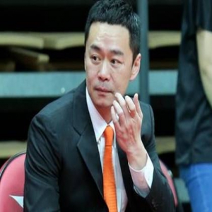 Selina前夫吻完女主播 又被曝醉酒把妹