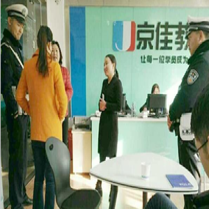 女孩替母还债退“天价公务员培训费”遭母亲拒绝
