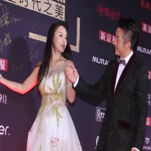 邹市明夫妇携手现身 冉莹颖穿薄纱长裙秀傲人上围