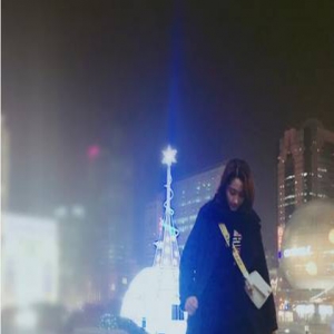 关晓彤深夜会友露美腿 看电影哭惨疑向往爱情