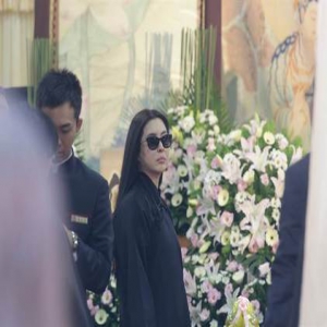 王祖贤78岁父亲今日出殡 昔日男友齐秦送花圈哀悼(图)