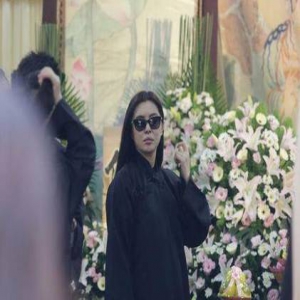 王祖贤着黑衣送父出殡 墨镜遮面难掩悲伤