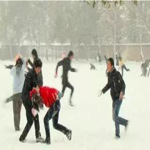 小学向学生收操场清雪费 教育局称将找校长谈话