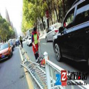 女司机开车走神撞得护栏满天飞 对向宝马不幸中招