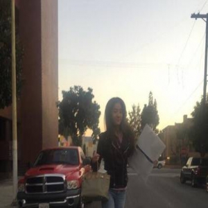 刘亦菲又放飞了自我！大街上跳跃拍照，头发凌乱