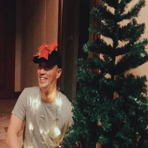 林峯布置圣诞树 身上挂彩灯头顶蝴蝶结