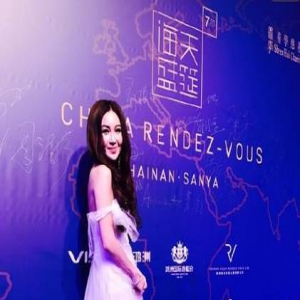 “海天盛筵”上秀裸背的温碧霞，还是那样明艳动人