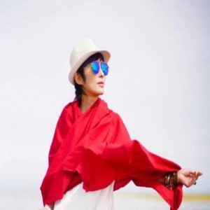 港片女神张敏首开微博，48岁的她依旧倾城