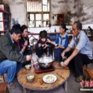 广西桂林114岁最长寿老人：提水洗衣手脚麻利