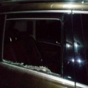 上海多个小区内车辆被砸 保安尾随嫌犯至住所后报警