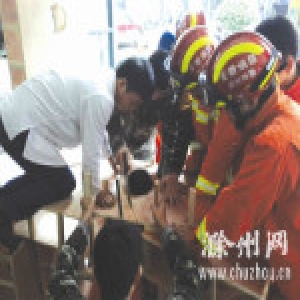 滁州小男孩太顽皮 将脑袋塞进木槽牢牢被困无法脱身