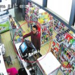 男子持刀抢劫便利店后逃离 街头监控一路追踪到住处