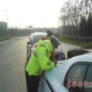 青岛疯狂女司机一年违法433次 躲交警连闯5个红灯