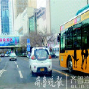 失控的老年代步车：任性闯红灯 执法盲区下野蛮生长