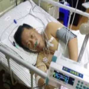 24岁儿子为延续父亲生命 愿“卖身”五年求救助