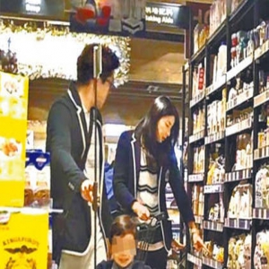 郭晶晶一家三口逛超市 儿子霍中曦一刻也离不开妈妈