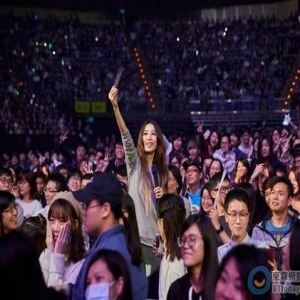 演唱会送福利！Hebe坐粉丝旁唱歌惹尖叫(图)