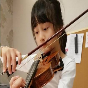 森碟学拉小提琴有模有样 田亮神吐槽：锯木少女