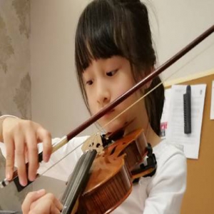 田亮晒女儿田雨橙练琴：小提琴初学者，熟能生巧