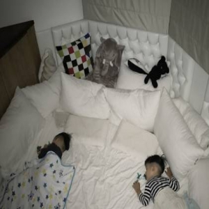 黑人独自一人成功哄双胞胎入睡 感慨：太有成就感了