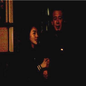 杨坤被曝夜会神秘美女 十指紧扣关系密切