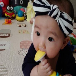 萌cry！董璇女儿啃玩具超投入 被封“吃货的后裔”