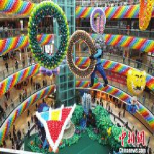 新疆库尔勒举办气球艺术节 百万只气球 “萌物”来袭