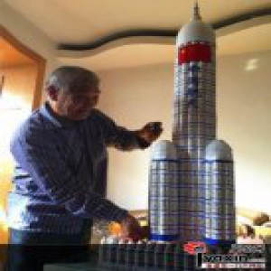 七旬老人500个塑料瓶制1.5米高火箭模型