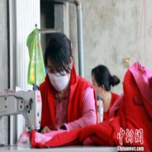 河北涞源贫困村民变身缝纫工：两个月挣了一年的钱