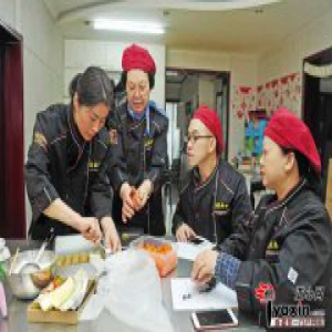 乌鲁木齐市红十月小区76岁马老太“闲不