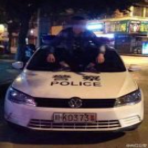 不作死就不会死！小伙踩踏警车被拘留10日(图)