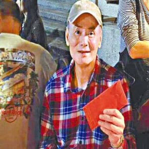 他是一代功夫巨星，中风半身不遂如今坐轮椅行善