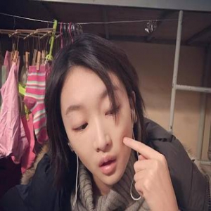 周冬雨戳腮自拍呆萌可爱 只不过这背景有点…(图)