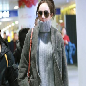 又露大长腿！机场变T台 杨幂穿长筒靴时尚感满分