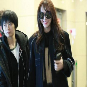 唐嫣空气刘海显甜美 拎潮包现身面带微笑