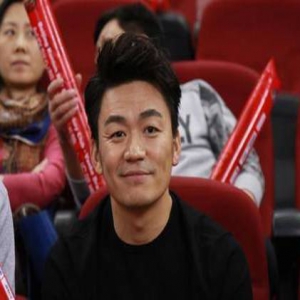 走出离婚阴霾！王宝强现身冰场 美女作陪笑容灿烂