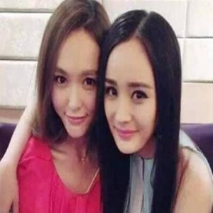 杨幂祝唐嫣罗晋“三年抱俩” 不知闺蜜婚期孕期