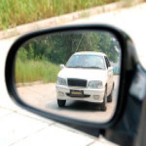 小偷盗走反光镜 留下字条索200元红包再归还