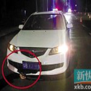 女司机夜驾听到异响 下车发现车底伸出一只血手