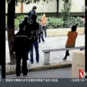 女儿被男同学欺负 爸爸竟把男生的头往铁栏杆上撞